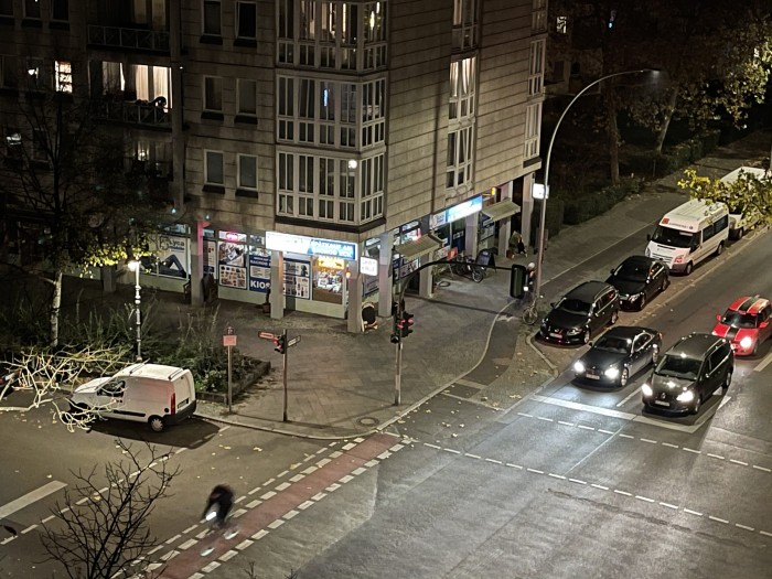 Für Teleaufnahmen verwendet auch das iPhone 12 Pro Max die Hauptkamera mit digitalem Zoom - entsprechend ist die Qualität nicht so gut. (Bild: Tobias Költzsch/Golem.de)